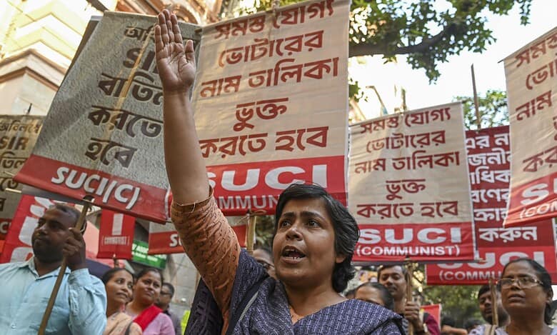 Members of Socialist Unity Centre of India (SUCI) protest against the alleged death of a Booth Level Officer in Kolkata