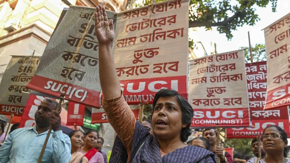 Members of Socialist Unity Centre of India (SUCI) protest against the alleged death of a Booth Level Officer in Kolkata