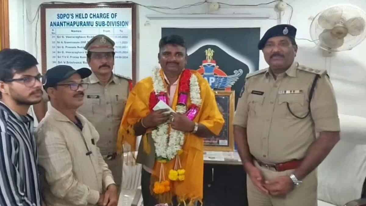 Anantapur police reward auto driver for returning lost gold ornaments