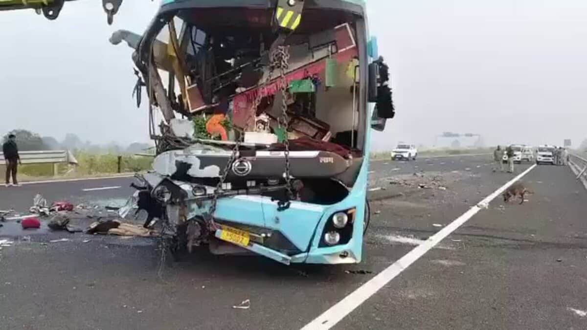Bus hits vehicle on Delhi-Mumbai expressway