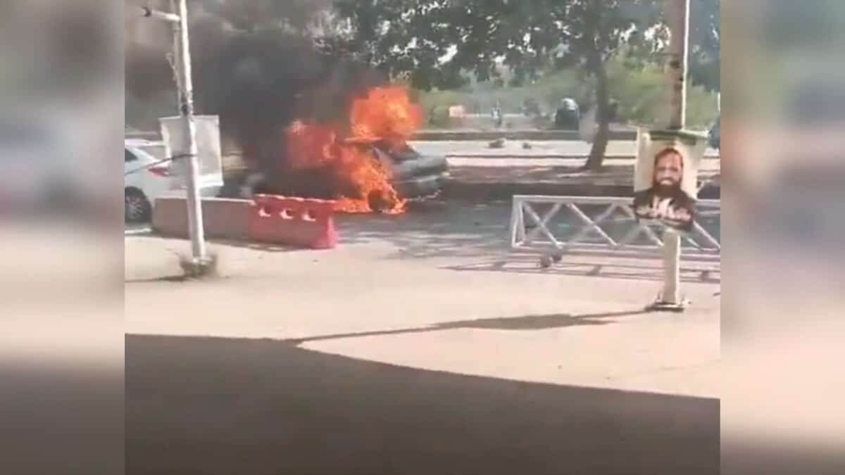 12 killed in suicide bombing attack outside Pakistan court