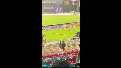 couple dance at DY Patil Stadium