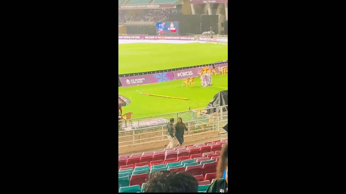 couple dance at DY Patil Stadium