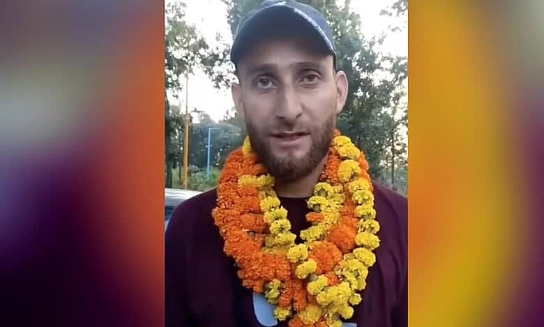 Kashmiri local receives hero welcome in Chhattisgarh for saving lives in Pahalgam attack
