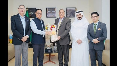 Kiren Rijiju being welcomed in Jeddah by Indian Ambassador Dr Suhel Khan and Consul General Fahad Suri ahead of Haj 2026 talks.