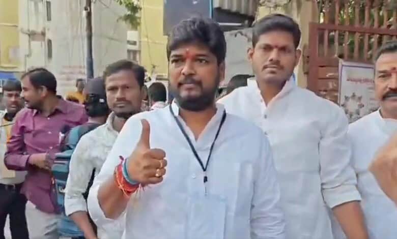 Congress MLA candidate Naveen Yadav casts his vote