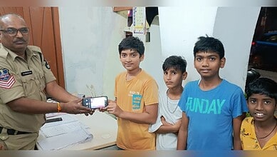 Boys return lost phone to police in Hyderabad