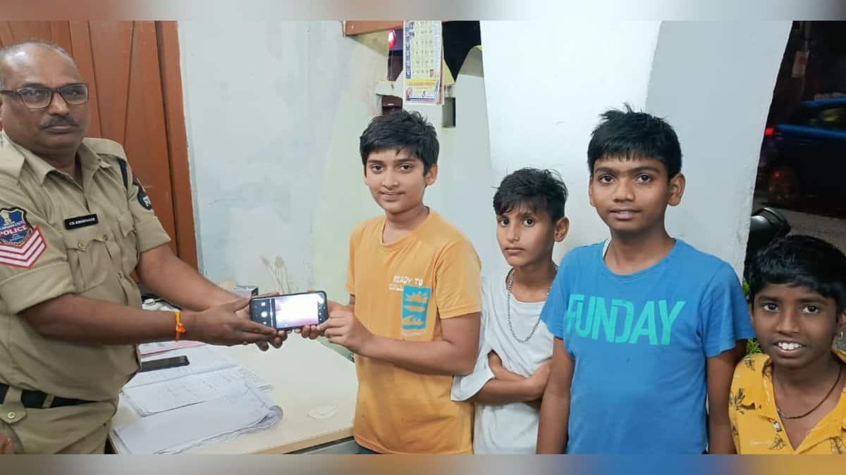 Boys return lost phone to police in Hyderabad