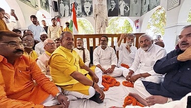 West Champaran: Jan Suraaj party chief Prashant Kishor during a day-long silent fast, at Bhitiharwa Gandhi Ashram in West Champaran district, Bihar, Thursday, Nov. 20, 2025. (PTI Photo)
