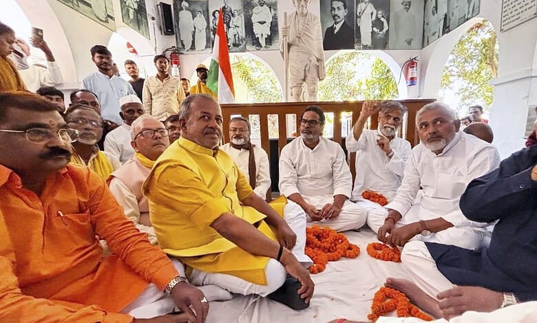 West Champaran: Jan Suraaj party chief Prashant Kishor during a day-long silent fast, at Bhitiharwa Gandhi Ashram in West Champaran district, Bihar, Thursday, Nov. 20, 2025. (PTI Photo)