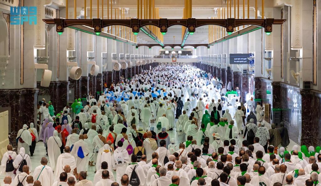 Large crowds of pilgrims performing Sa‘i between Safa and Marwa inside the Grand Mosque.