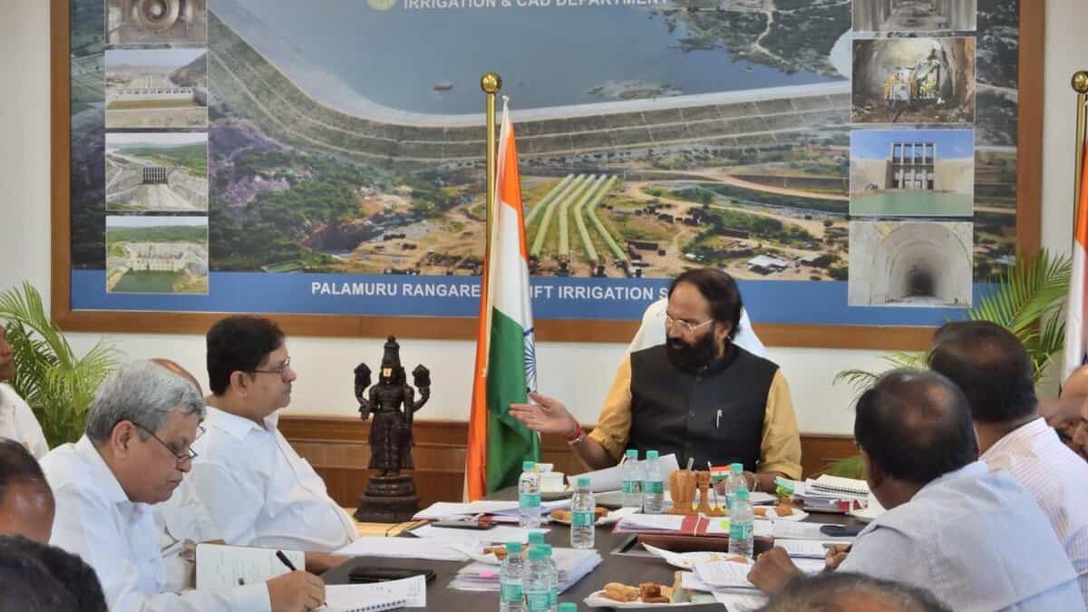 Uttam Kumar Reddy reviews restoration of Kaleshwaram barrages