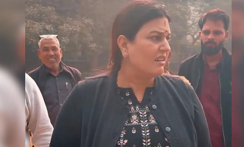 Screengrab of BJP councillor Renu Chaudhary from the video