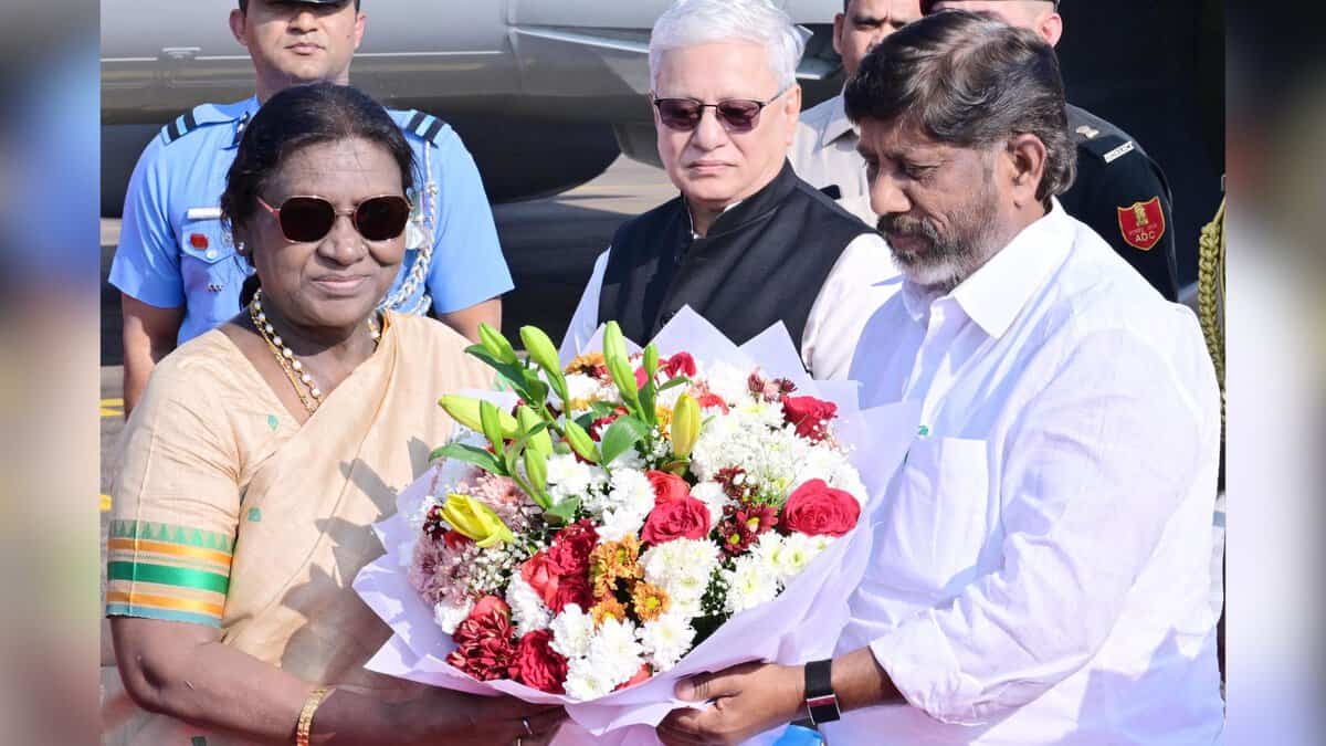 Governor of Telangana Shri Jishnu Dev Varma and Deputy Chief Minister Shri Bhatti Vikramarka Mallu receive President Droupadi Murmu on her arrival at Hyderabad.