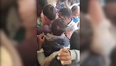 Electronic store causes chaos in Dilsukhnagar, offered one laptop for Rs 4,000