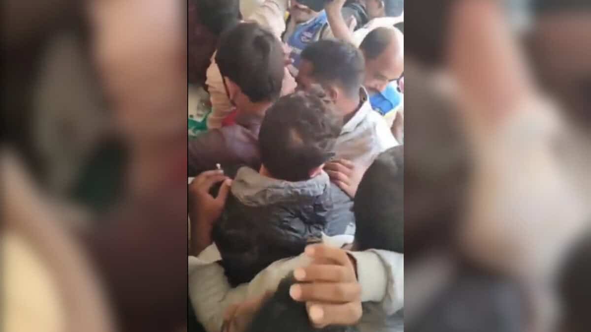 Electronic store causes chaos in Dilsukhnagar, offered one laptop for Rs 4,000