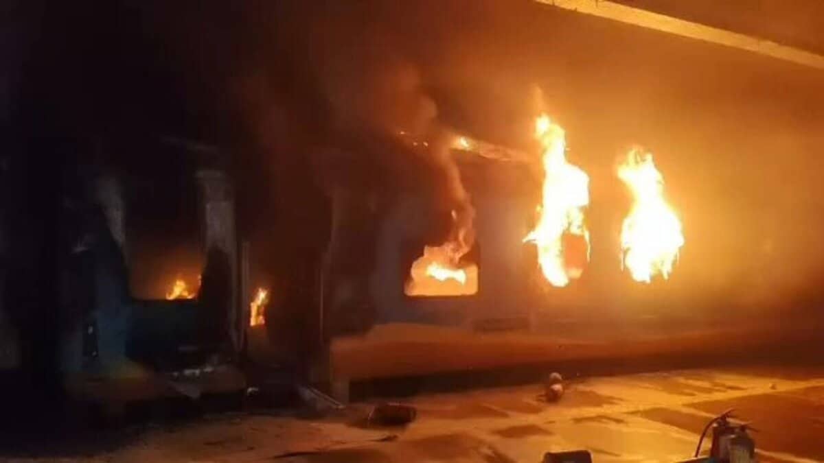 Fire breaks out in Tata-Ernakulam Express in AP; 1 passenger dies