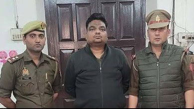 Accused Ravindra Nath Soni with UP police