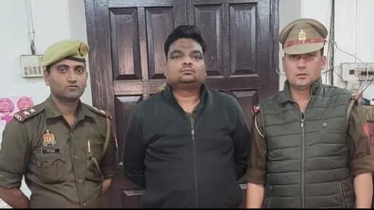 Accused Ravindra Nath Soni with UP police