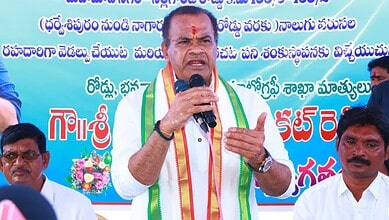 Image shows Telangana Cinematography Minister Komatireddy Venkat Reddy speaking at an event