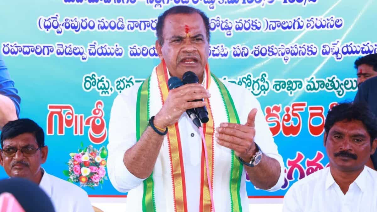 Image shows Telangana Cinematography Minister Komatireddy Venkat Reddy speaking at an event