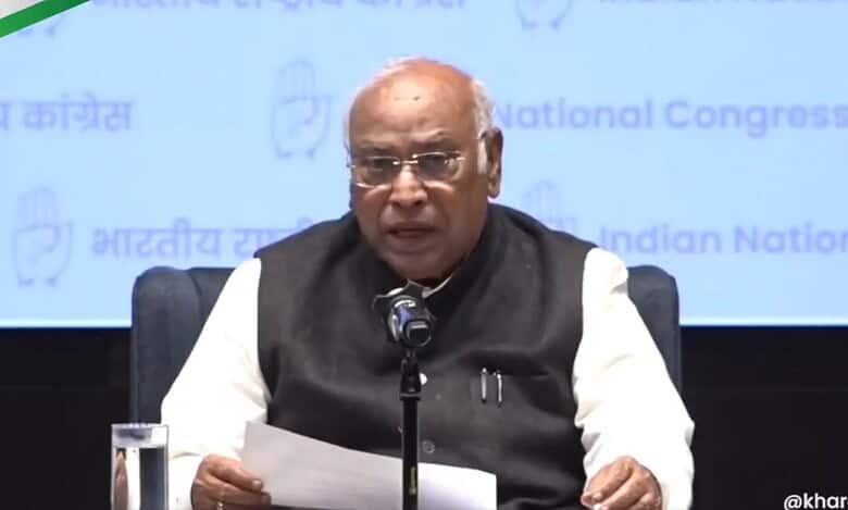Image of Congress president Mallikarjun Kharge addressing a press conference
