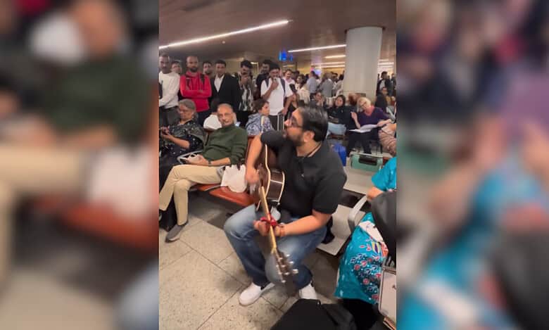 Mumbai man plays guitar after flights cancelled
