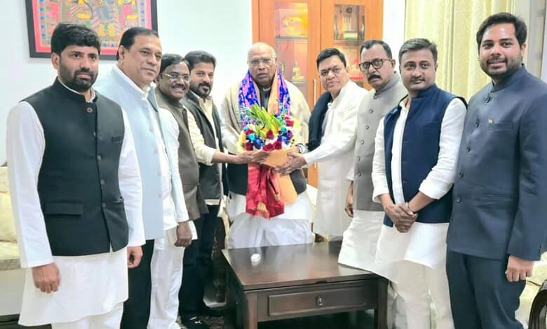 Telangana CM meets Congress high command in Delhi