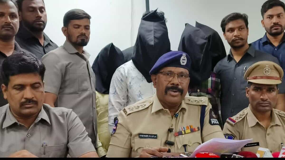 Bhavani Nagar police present the accused during a press conference