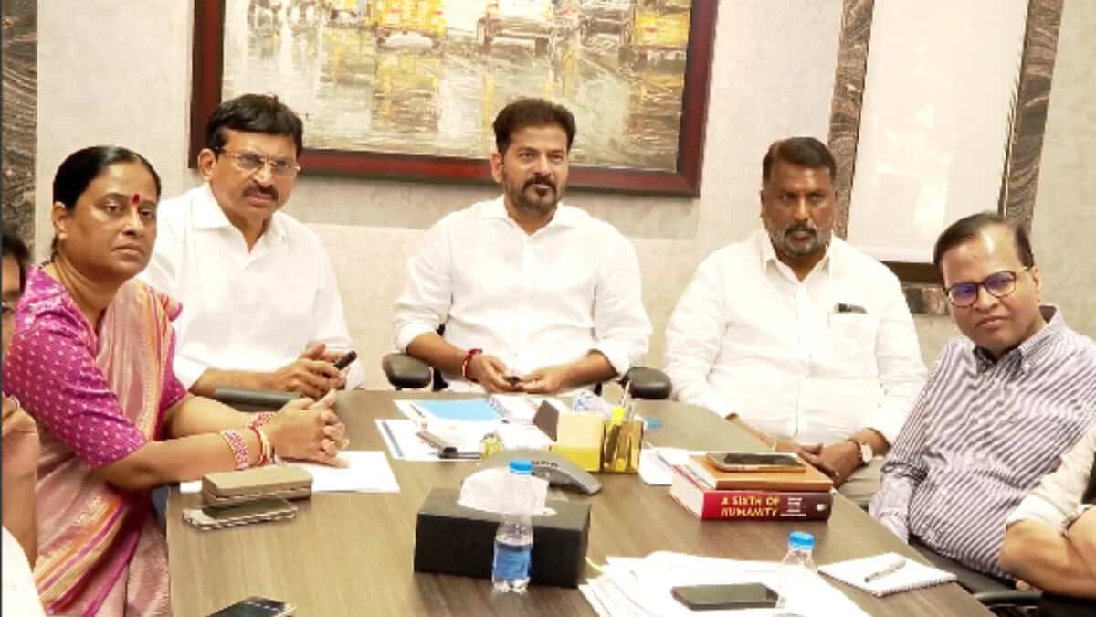 Telangana CM reviews the Medaram development works