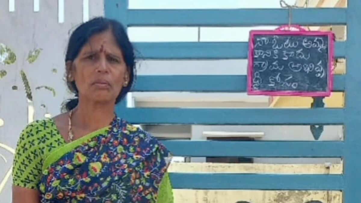 A woman displays the pledge against accepting cash and liquor in exchange for votes