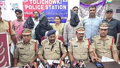 The Tolichowki police with accused held for gold theft in Hyderabad