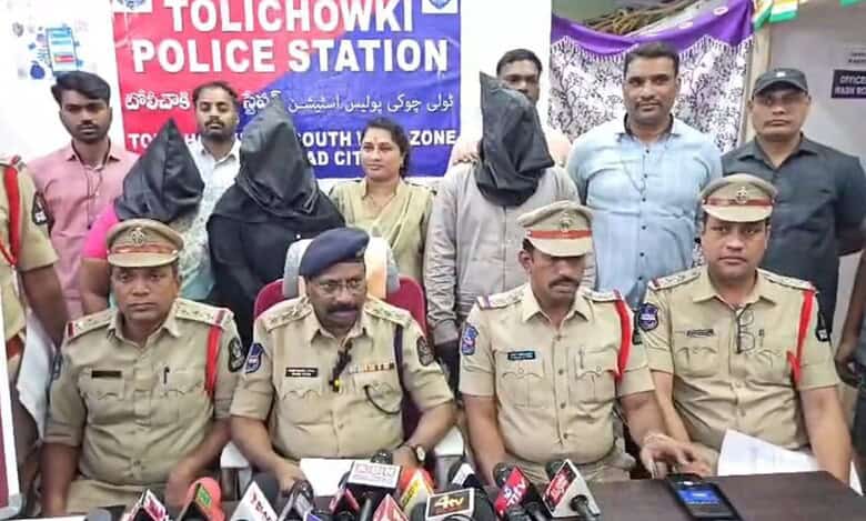 The Tolichowki police with accused held for gold theft in Hyderabad