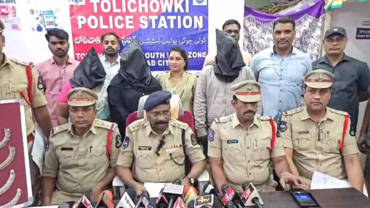 The Tolichowki police with accused held for gold theft in Hyderabad