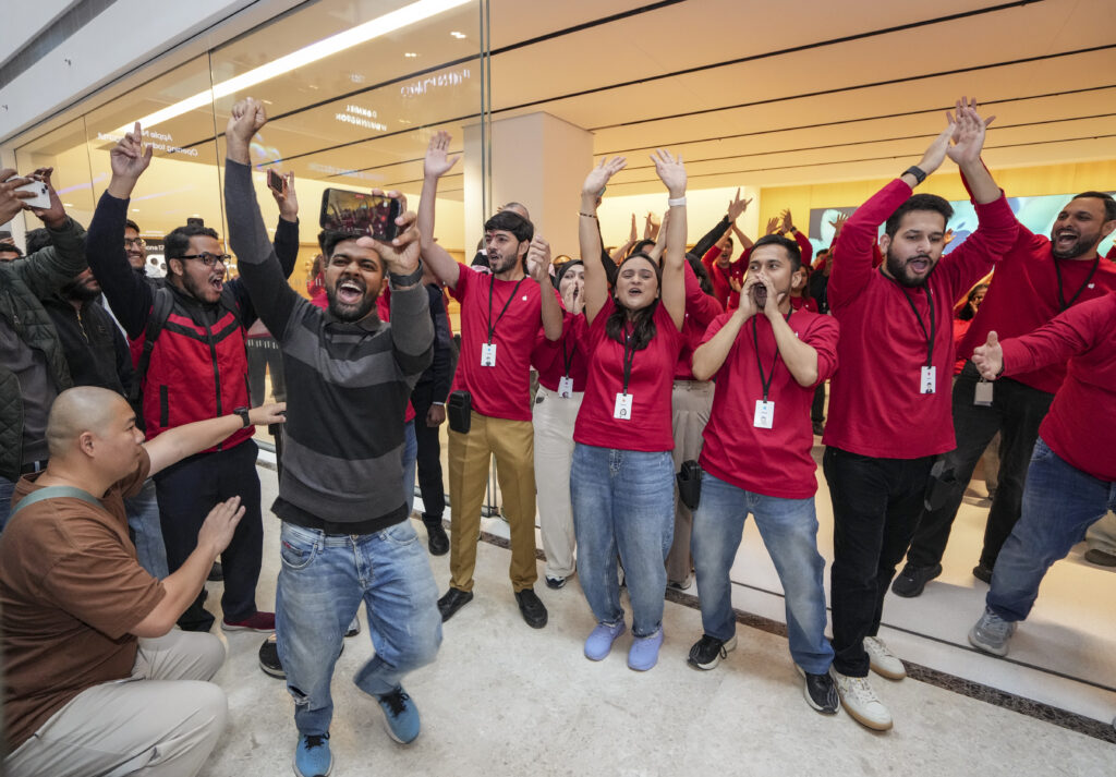 Apple opens first retail store in Noida