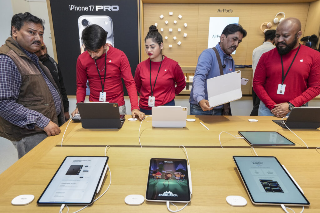 Apple opens first retail store in Noida