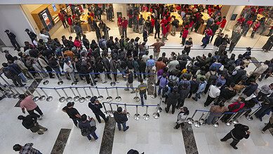 Apple opens first retail store in Noida