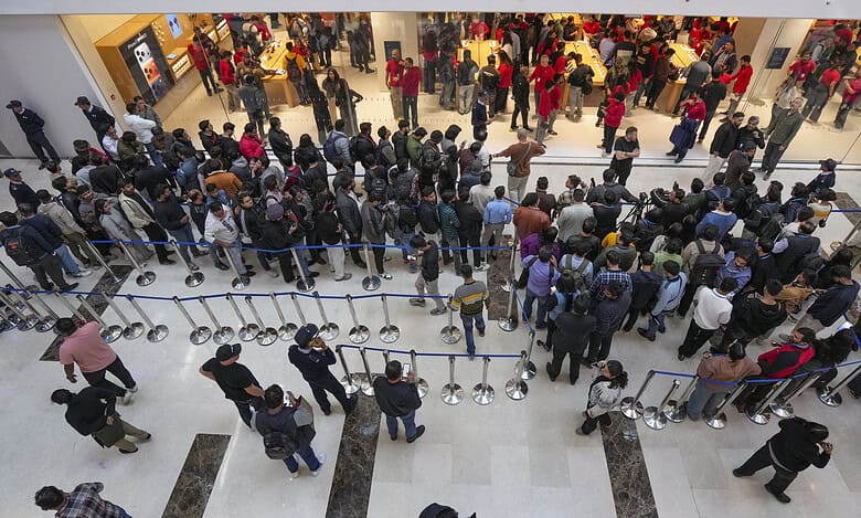 Apple opens first retail store in Noida