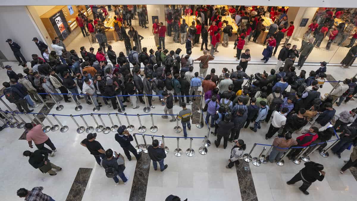 Apple opens first retail store in Noida