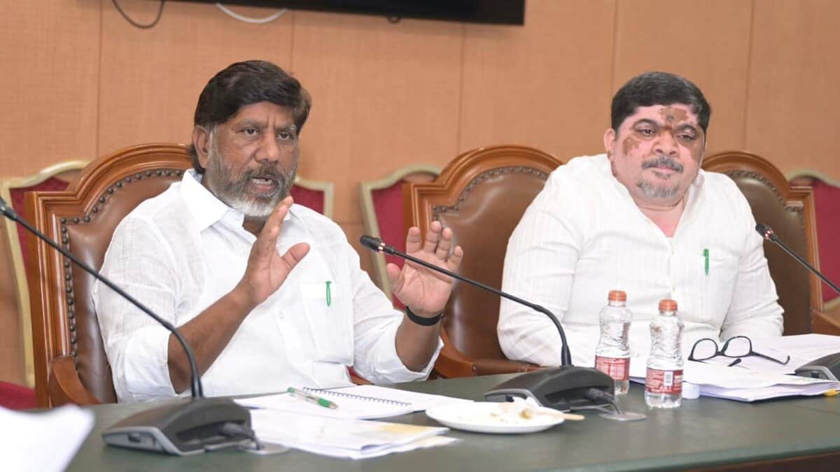 Telangana deputy chief minister Mallu Bhatti Vikramarka (left) and transport minister Ponnam Prabhaka Reddy