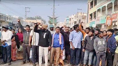 Telangana: Farmers block Mahabubabad–Thorrur road over urea shortage