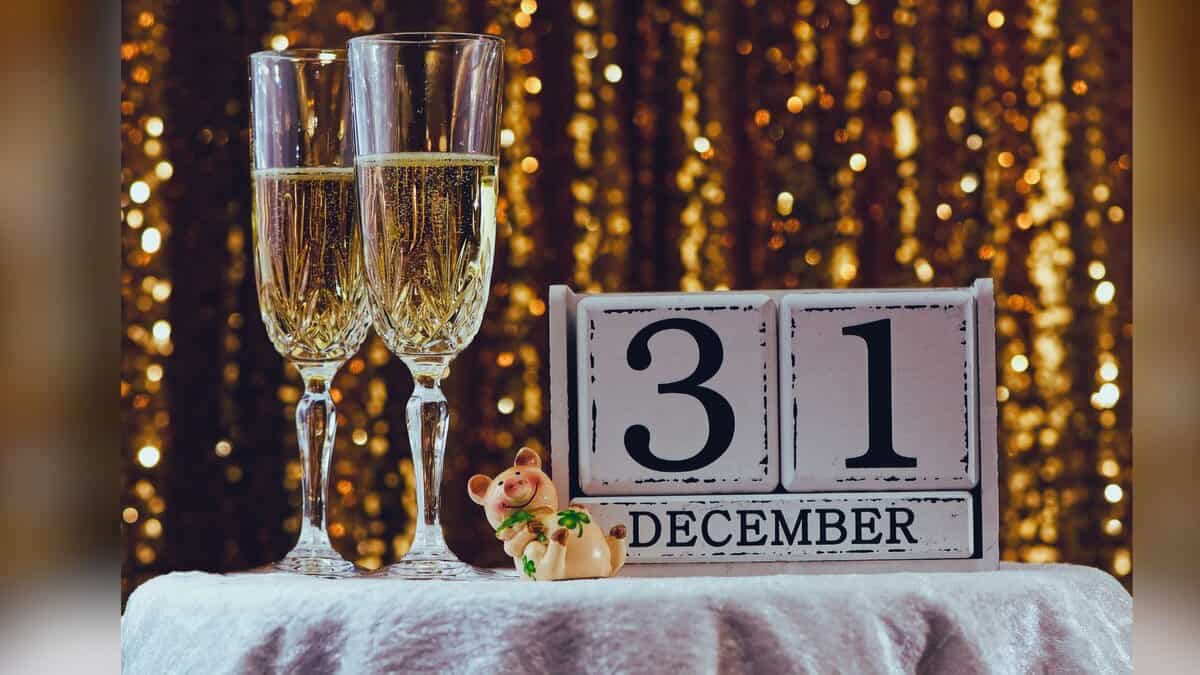 Image shows two champagne glasses alongside a calendar reading December 31