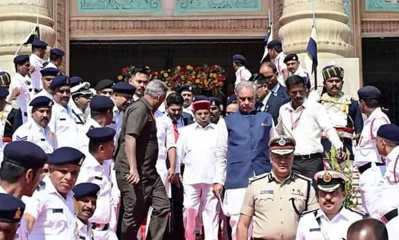 Karnataka governor Gehlot walks out of assembly after two line address, Congress protests