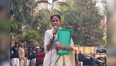 Image shows TMC chairperson Mamata Banerjee speaking in a microphone and holding a green file