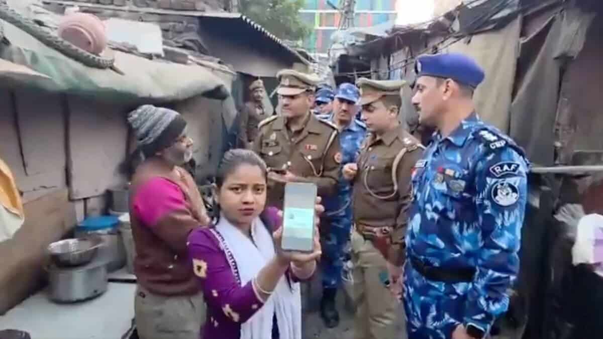 UP Police in Ghaziabad (Area Domination)