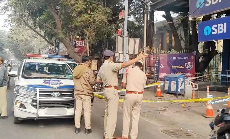 Hyderabad: Armed robbers open fire on man, loot Rs 6 L at SBI ATM in Koti