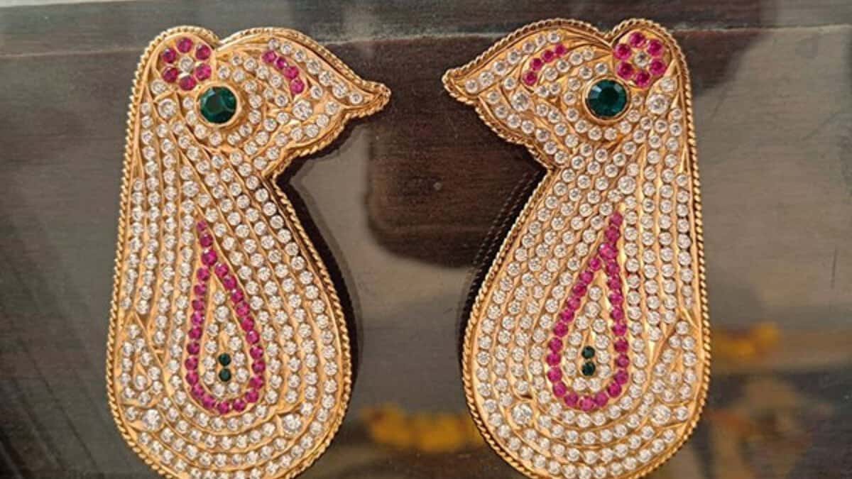 Hyderabad devotee donates a pair of precious stone-studded gold ear ornaments to Goddess Padmavathi