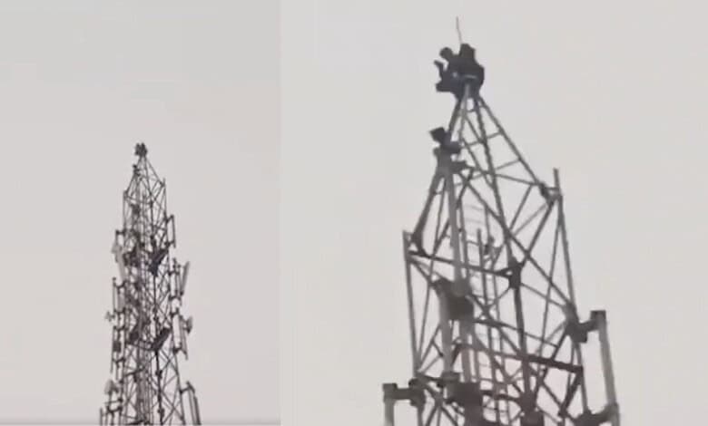 Man climbs 150-ft mobile tower after love affair setback in Jharkhand