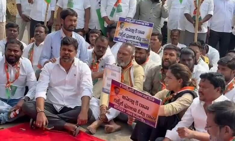 Telangana: Congress leaders protest at KCR’s Siddipet residence, demand Assembly attendance