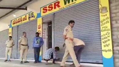 Police oversee opening of liquor shops in Mungode